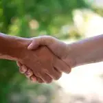 deux personnes sert la main