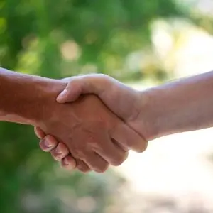 deux personnes sert la main