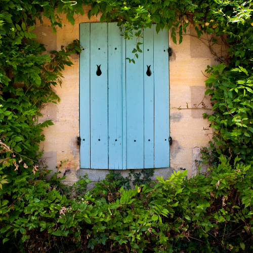 Maison avec un volet fermé